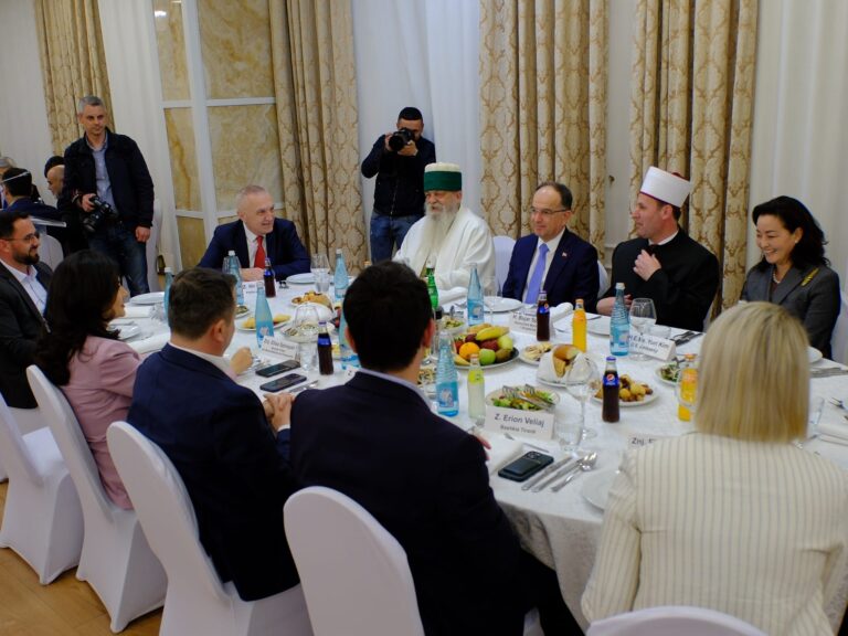Iftari i parë bën bashkë Presidentin Begaj, Metën, Veliajn, Ballën dhe ambasadoren Yuri Kim