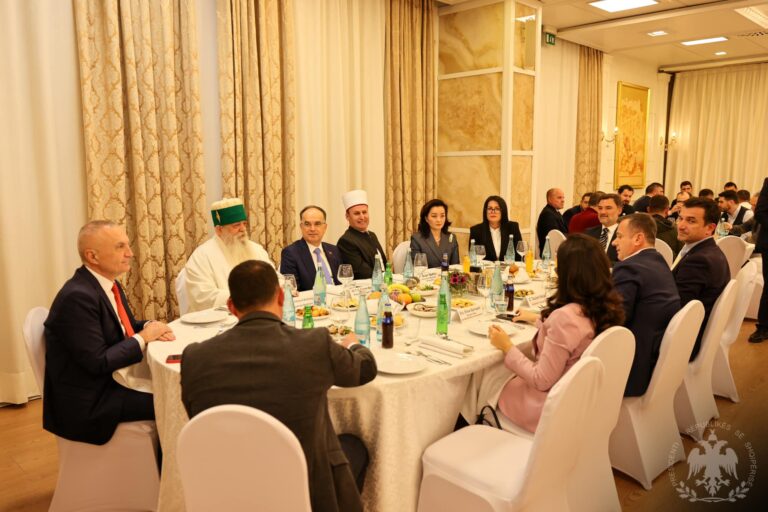 Iftari i parë bën bashkë politikën, Presidenti Begaj: Ramazani është muaji i paqes, mëshirës hyjnore dhe solidaritetit