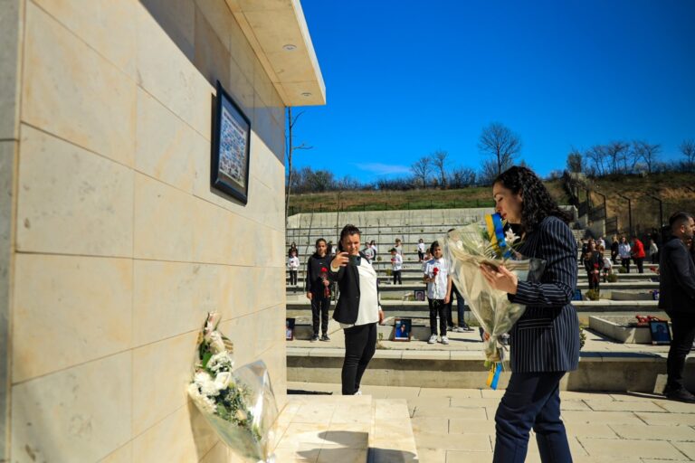 Përvjetori i masakrës së Rahovecit, Presidentja Osmani: Nuk do të heshtim, jo paqe pa zbardhjen e fatit të të zhdukurve