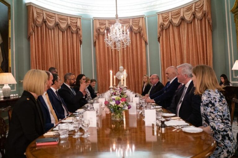 Sekretari i Jashtëm i Britanisë shtron një darkë për qeverinë/Rama: James Cleverly, mik i çmuar i shqiptarëve