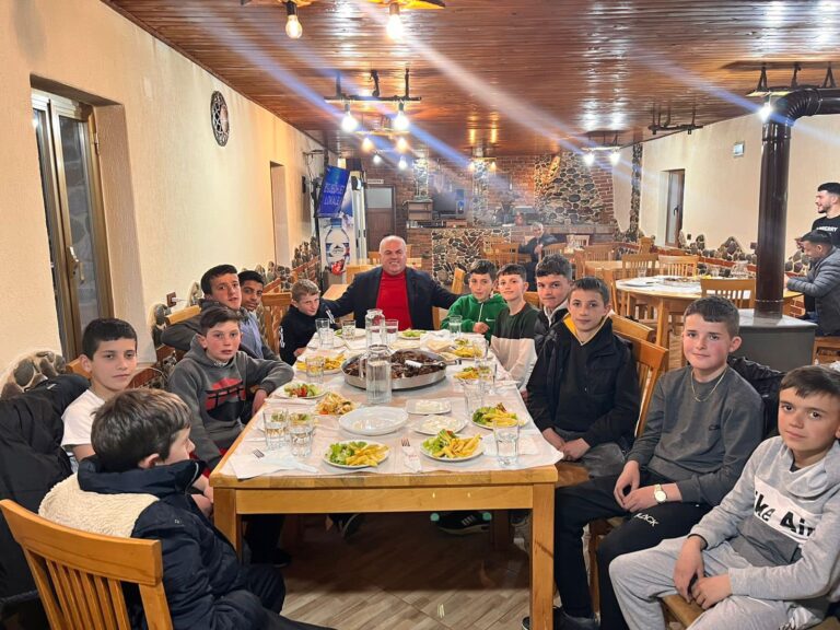 Safet Gjici shtron iftarin e parë me fëmijët e fshtatit Bushtricë