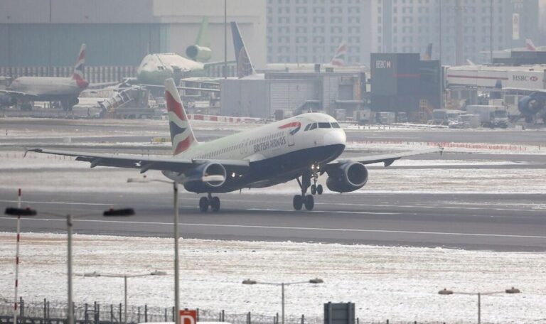 I ftohti bllokon fluturimet në Britaninë e Madhe, probleme në disa aeroporte
