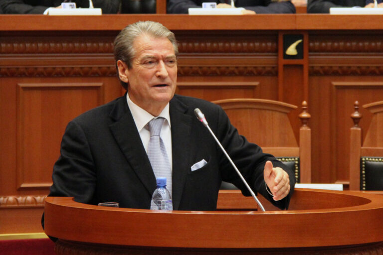 Berisha denoncon në Kuvend vrasësin-serial Dan Hutra: Ishte informator i Policisë
