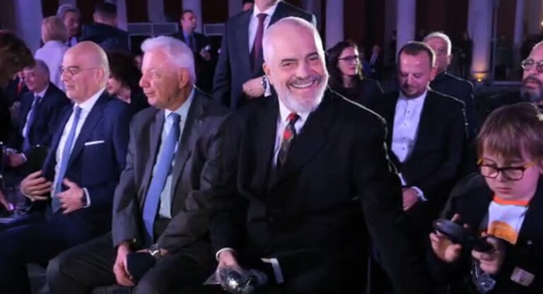 ”Improvisations”, çelet ekspozita e Ramës në Athinë. Shoqërohet nga bashkëshortja dhe djali i vogël Zaho