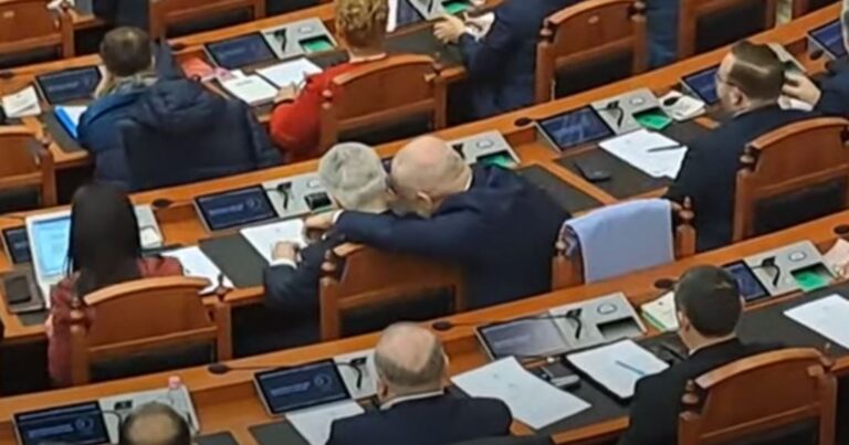 Rama u shkri gazit me Majkon në Kuvend, ironia nga Kryemadhi: Nuk e vuri as në listën fituese për deputet