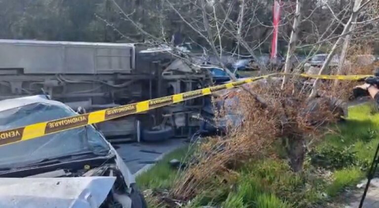 Aksidenti i frikshëm pranë Saukut, dy makina të bëra copash dhe urbani i përmbysur në mes të rrugës