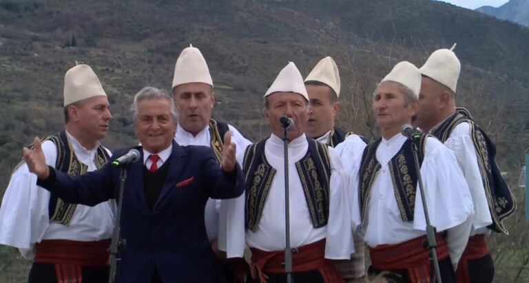 VIDEO/ ”Kryeministri i Shqipërisë, si dhuratë e perëndisë”, grupi polifonik i dedikon këngë Ramës