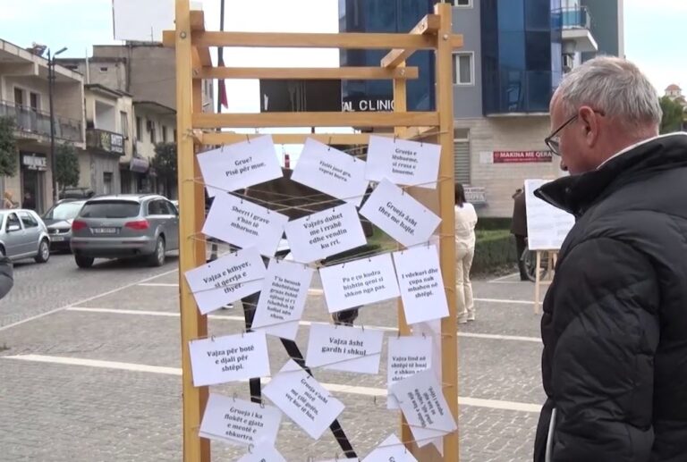 Fotolajm/ ”Në shesh të burrave, pa burrni”
