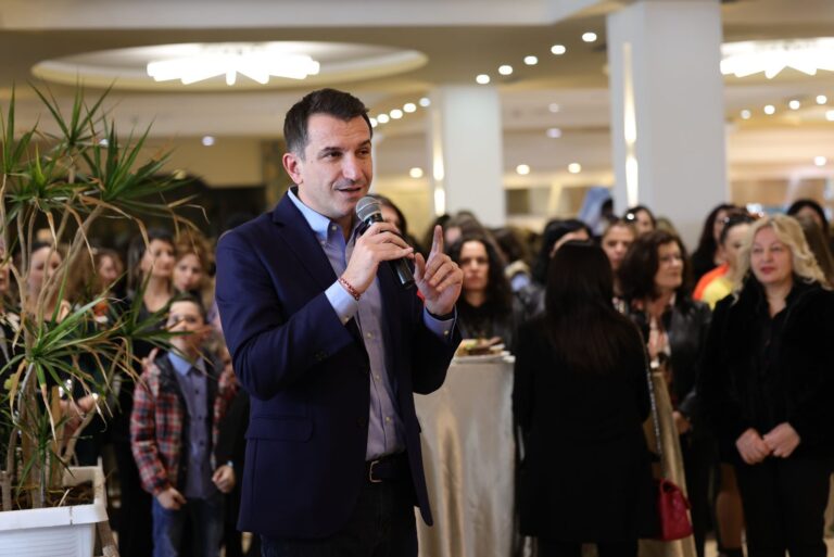 Veliaj: Krenar që iu kemi shërbyer familjeve të Kavajës, e mbajmë kokën lart dhe fitojmë betejën e ardhshme me sukses
