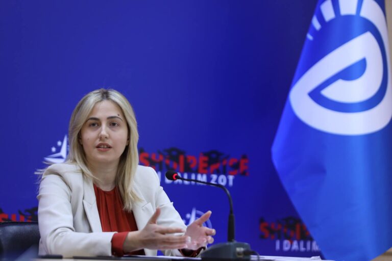 Pagat e mësuesve, deputetja Zhupa: Mazhoranca të votojë ligjin që e kërkon Sindikata e Arsimtarëve
