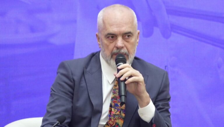 PS mbledh asamblenë në Vlorë. Rama i ashpër me deputetët e qarkut