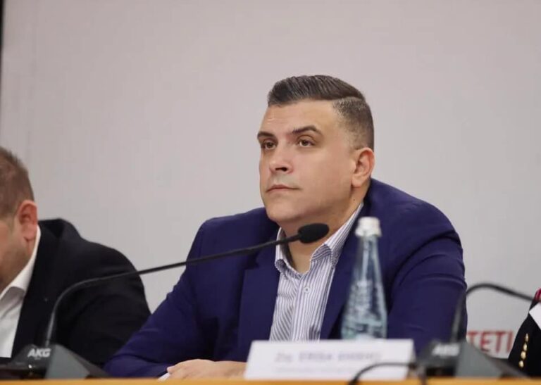Rama në Britani, Partia e Lirisë: Ti kërkojë ndjesë të rinjve që i detyroi të iknin me gomone