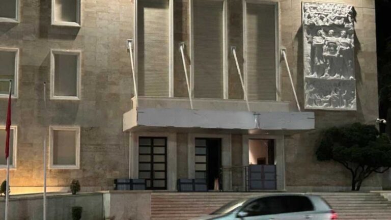 Fotolajm/ Nesër protesta e PD-së, nis blindimi i Kryeministrisë