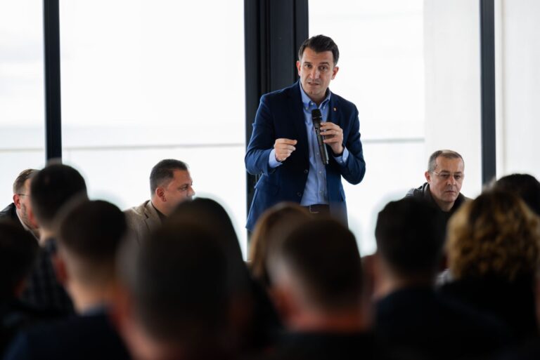 Veliaj me socialistët e Kavajës: Vulëhumburi po kalon në marrëzi