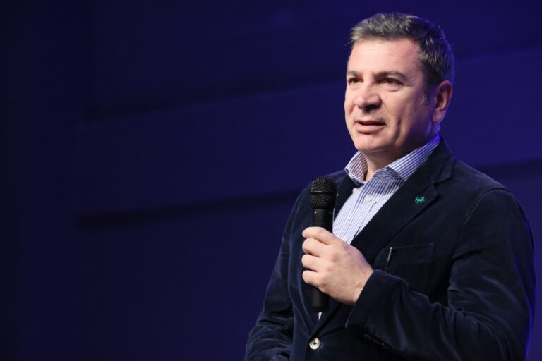 Gjiknuri bashkëbisedim me mësues të shkollave në Elbasan: Keni mbështetjen tonë, qeveria do vijojë investimet në arsim