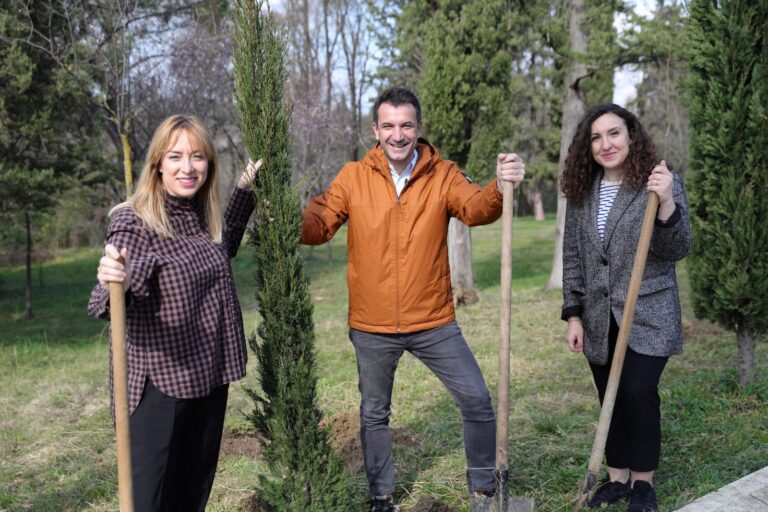 Veliaj, Krifca dhe stafi i AKU-së mbjellin pemë për 8 Marsin: Krenar për vajzat dhe gratë e Tiranës