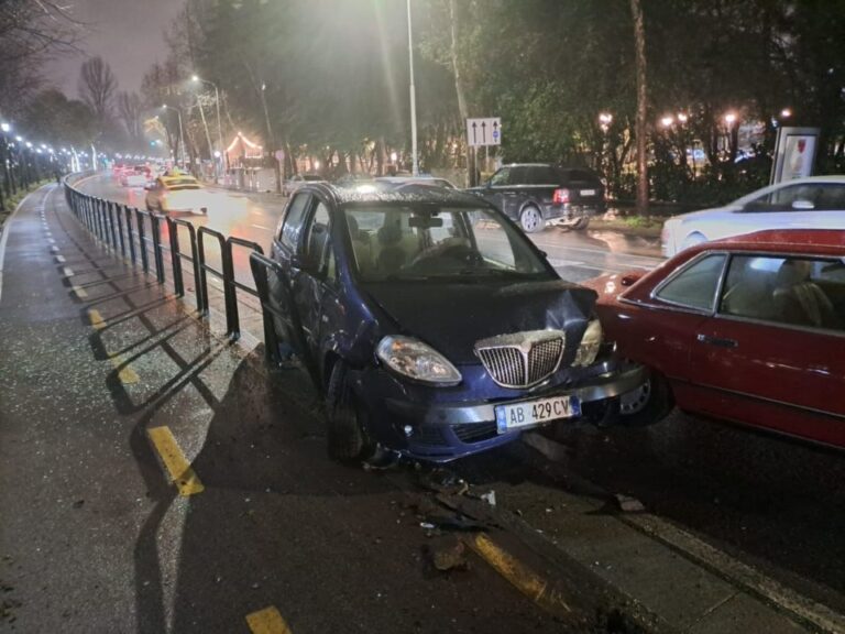 FOTO/ Aksident përballë selisë së PD-së në Tiranë