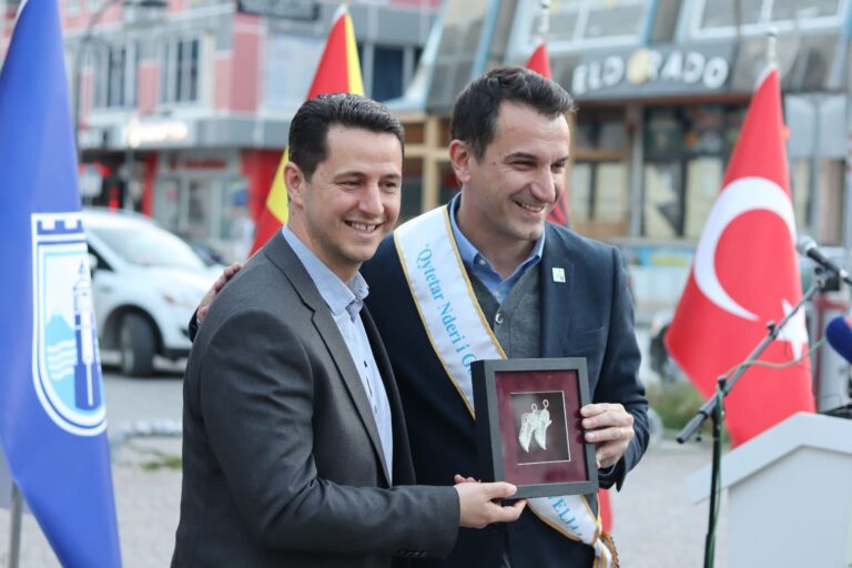 Erion Veliaj shpallet ”Qytetar Nderi” i Gostivarit. Motivacioni: Tiranën e ka kthyer në Kryeqytet Europian, për të cilin nuk ka shqiptar që nuk krenohet