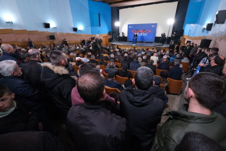 Berisha në Pogradec: Kandidatët tanë i zgjedh populli, kurse tek partia tjetër i zgjedh mafia