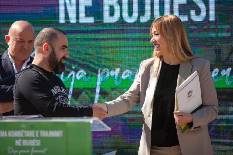 Skema e trajnimit në bujqësi, ministrja Krifca: Përfituan 2 mijë fermerë