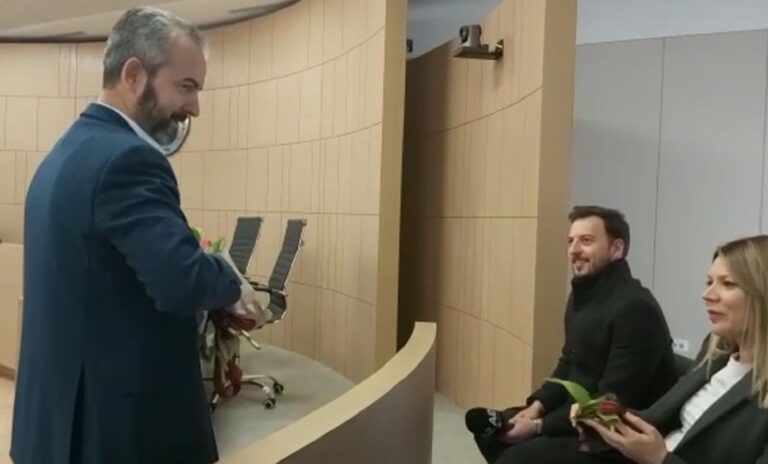 Celibashi shpërndan lule gjatë mbledhjes së KQZ-së