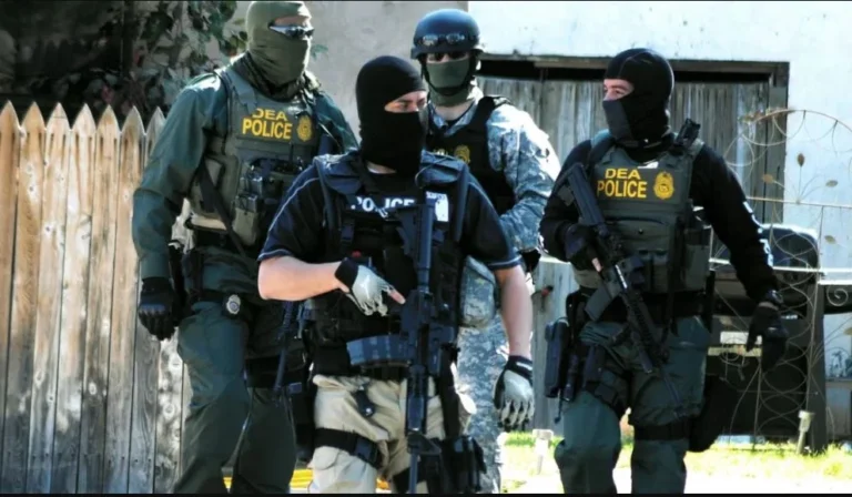 DEA amerikane dhe policia shqiptare në Kurbin, godasin një grup kriminal. Bllokohen 4 gomone