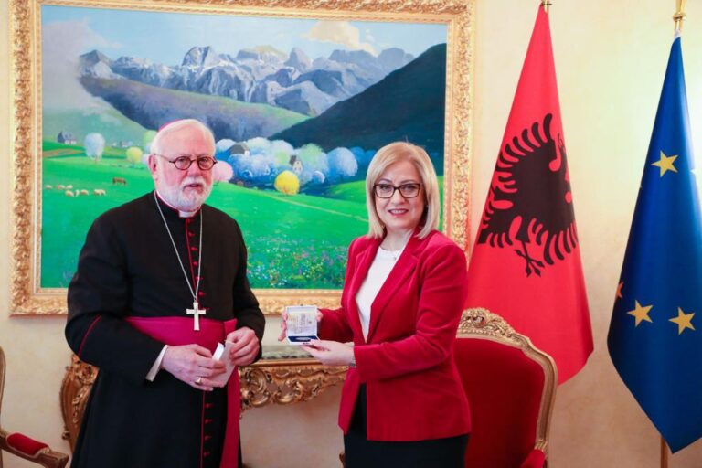 Lindita Nikolla takim me Sekretarin për Marrëdhëniet me Shtetet dhe Organizatat Ndërkombëtare të Vatikanit