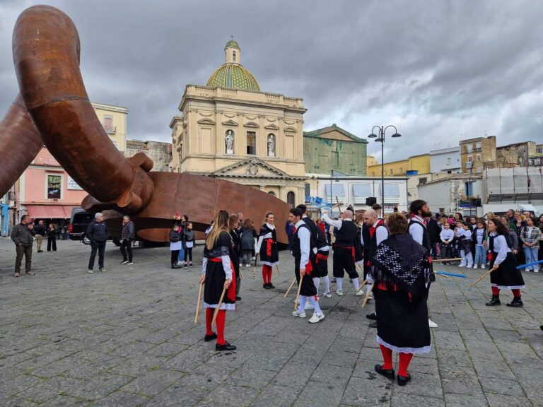 Artisti shqiptar, Alfred Mirashi – Miloti, vendos në Piazza Mercato, Napoli, skulpturën monumentale “Çelësi i së sotmes”