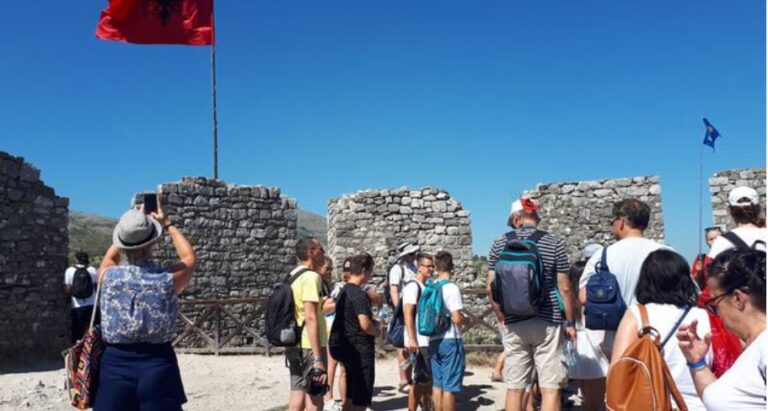 Turizmi solli një rekord prej 1 miliardë euro të ardhurash në 2022, nuk kursehen as shqiptarët jashtë