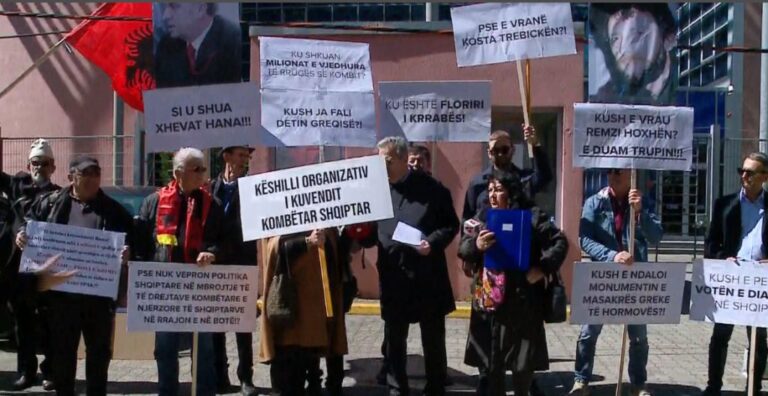 Protesta e heshtur para SPAK-ut, mesazhet u dhanë përmes pankartave