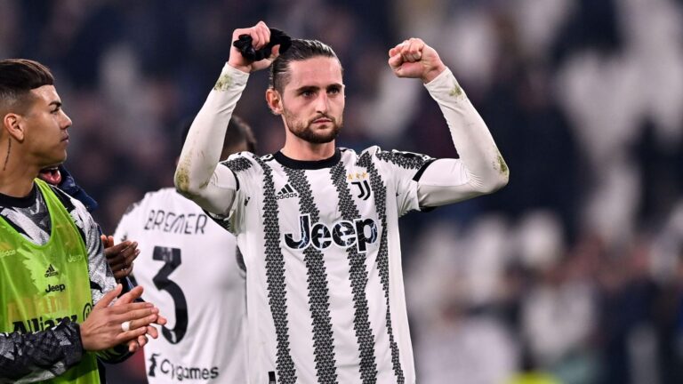 United dhe City derbi për të marrë falas mesfushorin e Juventusit