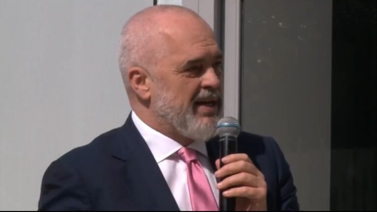 Rama: S’ka më lejë ndërtimi për kompanitë që u japin punonjësve paga minimale