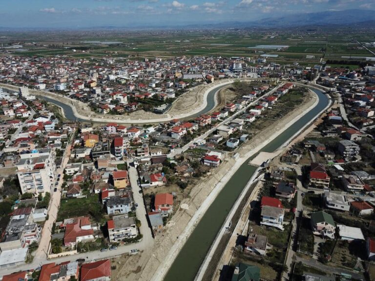 Kryeministri “zgjohet” në Fier (FOTO)