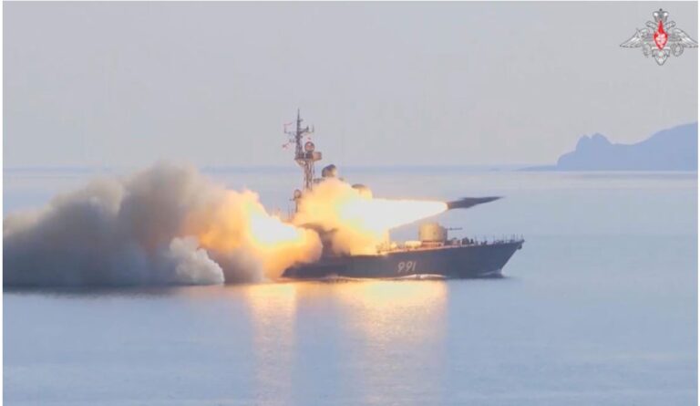 Rusia lëshon dy raketa supersonike në Detin e Japonisë