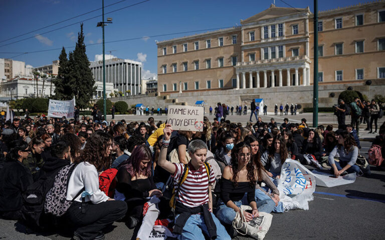 Tragjedia hekurudhore, protestojnë studentët dhe nxënësit e shkollave: Do hakmerremi