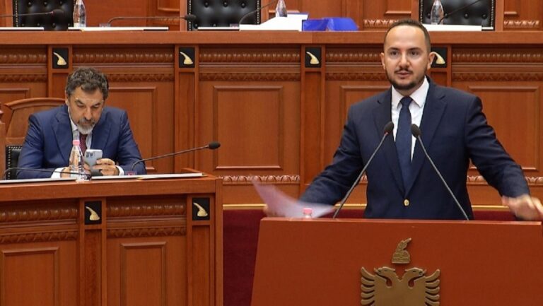 Krimet e fundit, Salianji ironizon Ramën dhe Çuçin: Jeni ne në rrezik, apo s’bie rrufeja në Parlament?