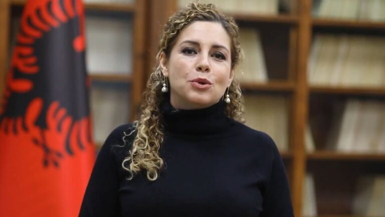 Ministrja Xhaçka: Mirënjohëse për kontributin e mësuesve të gjuhës shqipe kudo në botë