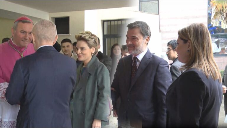 Pashkët Katolike bashkon politikanët. Meta, Alibeaj dhe Veliaj në Katedralen Shën Pali në Tiranë