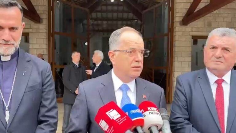 Pashkët katolike, Begaj uron besimtarët nga katedralja e Rrëshenit: Ne duhet të punojmë që të kemi dritë përpara errësirës