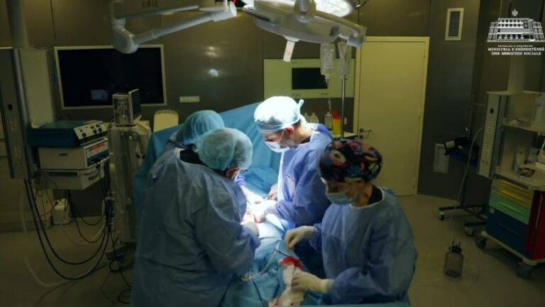 VIDEO/ Tumor 7 cm, mjekët në Tiranë i shpëtojnë jetën 35-vjeçares. Manastirliu: Një histori suksesi