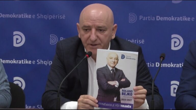 Kandidati i Tiranës Roland Bejko si Basha. Del me ”libër” për zgjedhjet, kurse Alibeaj bën premtimet