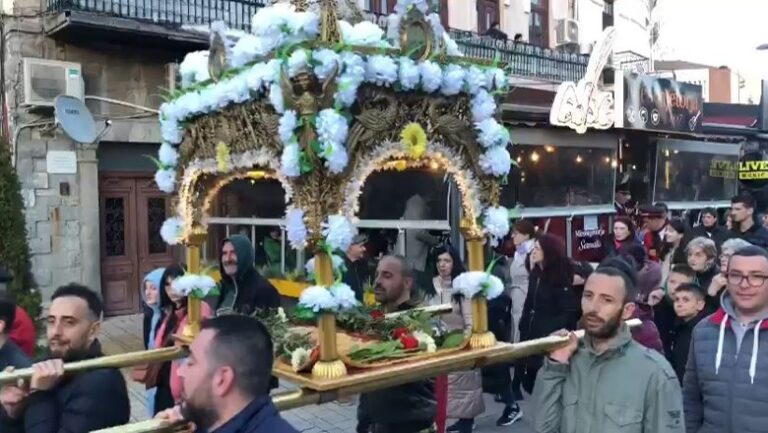 Besimtarët ortodokse kremtojnë të Premten e Zezë