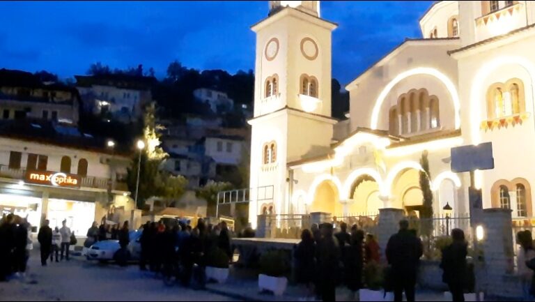 E Premtja e Zezë e Pashkës edhe në Berat, besimtarët bashkojnë dy epitafet në hyrje të pedonales