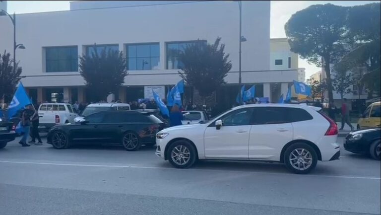 Enkelejd Alibeaj pritet me entuziazëm në Fier
