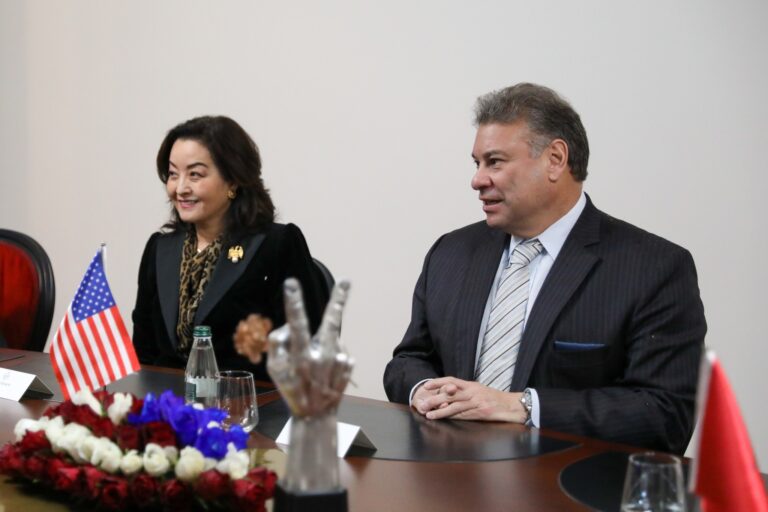 Escobar reagon ashpër: Yuri Kim është vendosur nën sulm personal, ajo përfaqëson SHBA-në