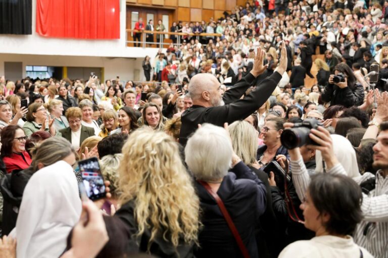 Fotoalbum nga takimi në Elbasan, Rama falënderon gratë dhe vajzat: Super socialistet