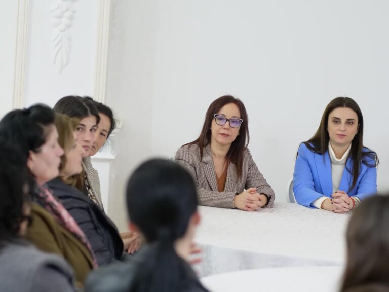 Kryetarja e Durrësit, Sako takon gratë dhe vajzat në Katund i Ri: I njoha me punën që po bëhet për projektet e mëdha