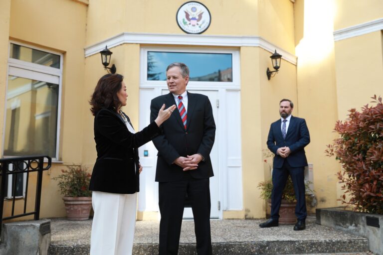 Senatori i njohur amerikan mbërrin në Tiranë, pritet nga Yuri Kim