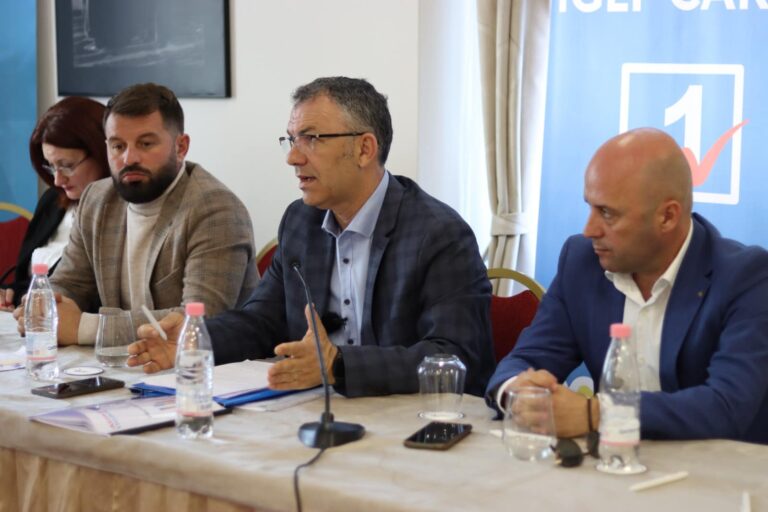Igli Cara takon përfaqësues të biznesit në Durrës: Reduktim i taksave vendore, ndihmë për biznesin