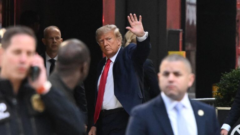U arrestua, por jo me pranga. Bota sytë nga Donald Trump, çfarë po ndodh brenda gjykatës në Manhatan